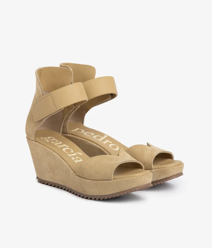 fareny / sand castoro sold by Pedro Garcia