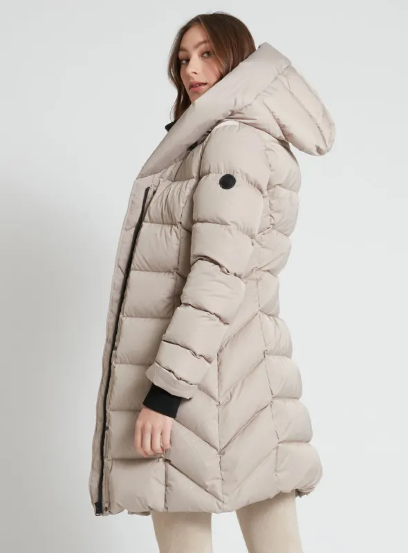 CAROLINE | quilted long puffer jacket || CAROLINE | Doudoune longue matelassée à encolure contrastée avec capuche coussin sold by Point Zero