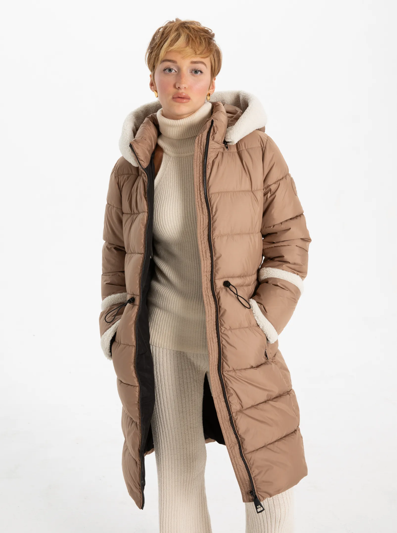 OKSANNA |Long parka with sherpa accents ||OKSANNA | Long parka avec accent en sherpa sold by Point Zero