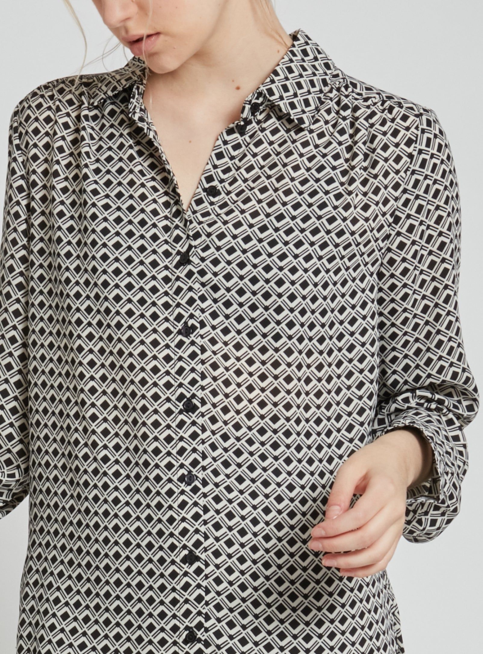 GABRIELLE | Long sleeve blouse in a geometric pattern design with button front closure. || GABRIELLE |Chemisier à manches longues à motif géométrique avec fermeture boutonnée sur le devant. sold by Point Zero product image thumbnail 6
