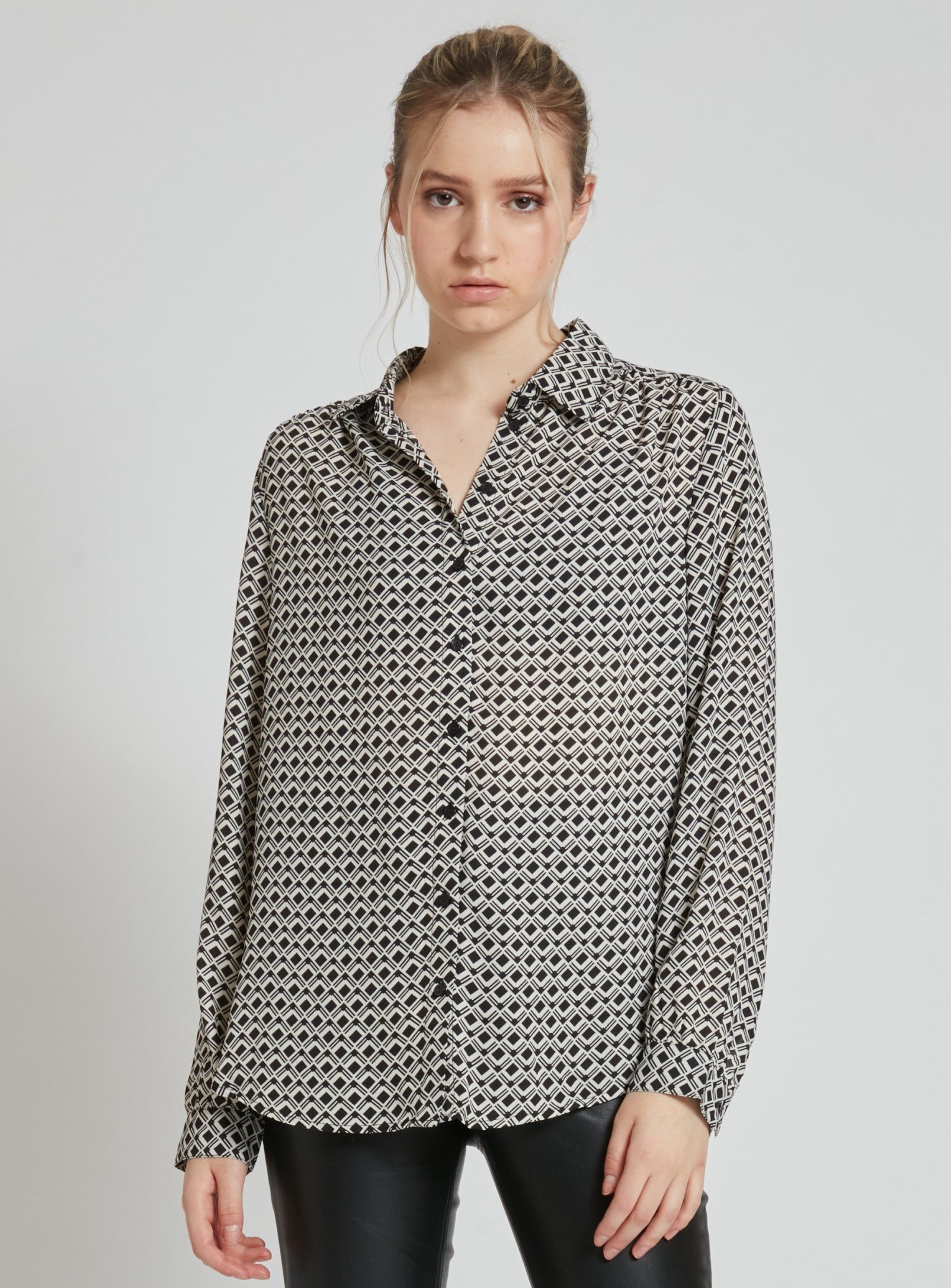 GABRIELLE | Long sleeve blouse in a geometric pattern design with button front closure. || GABRIELLE |Chemisier à manches longues à motif géométrique avec fermeture boutonnée sur le devant. sold by Point Zero product image thumbnail 7