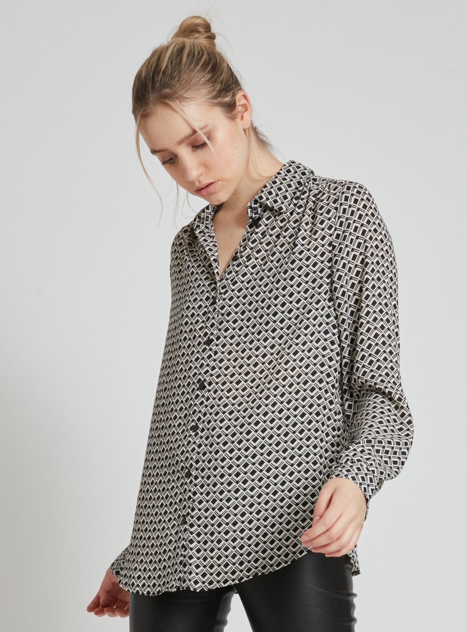 GABRIELLE | Long sleeve blouse in a geometric pattern design with button front closure. || GABRIELLE |Chemisier à manches longues à motif géométrique avec fermeture boutonnée sur le devant. sold by Point Zero product image thumbnail 3