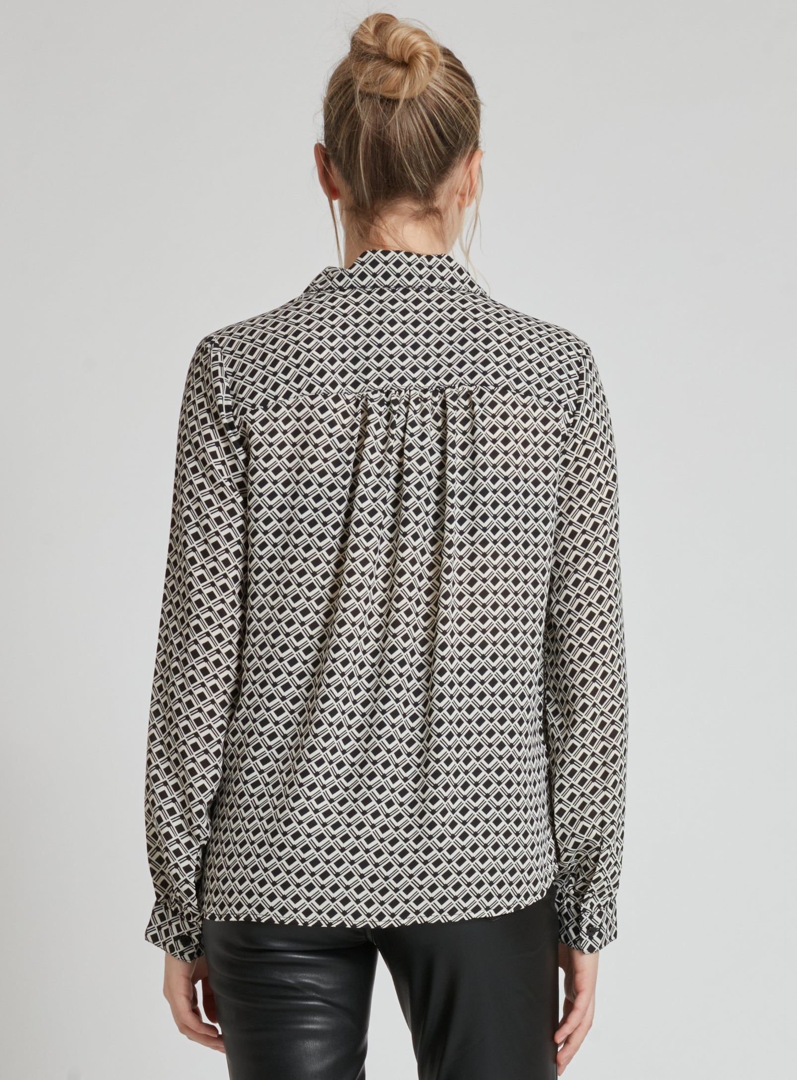 GABRIELLE | Long sleeve blouse in a geometric pattern design with button front closure. || GABRIELLE |Chemisier à manches longues à motif géométrique avec fermeture boutonnée sur le devant. sold by Point Zero product image thumbnail 4