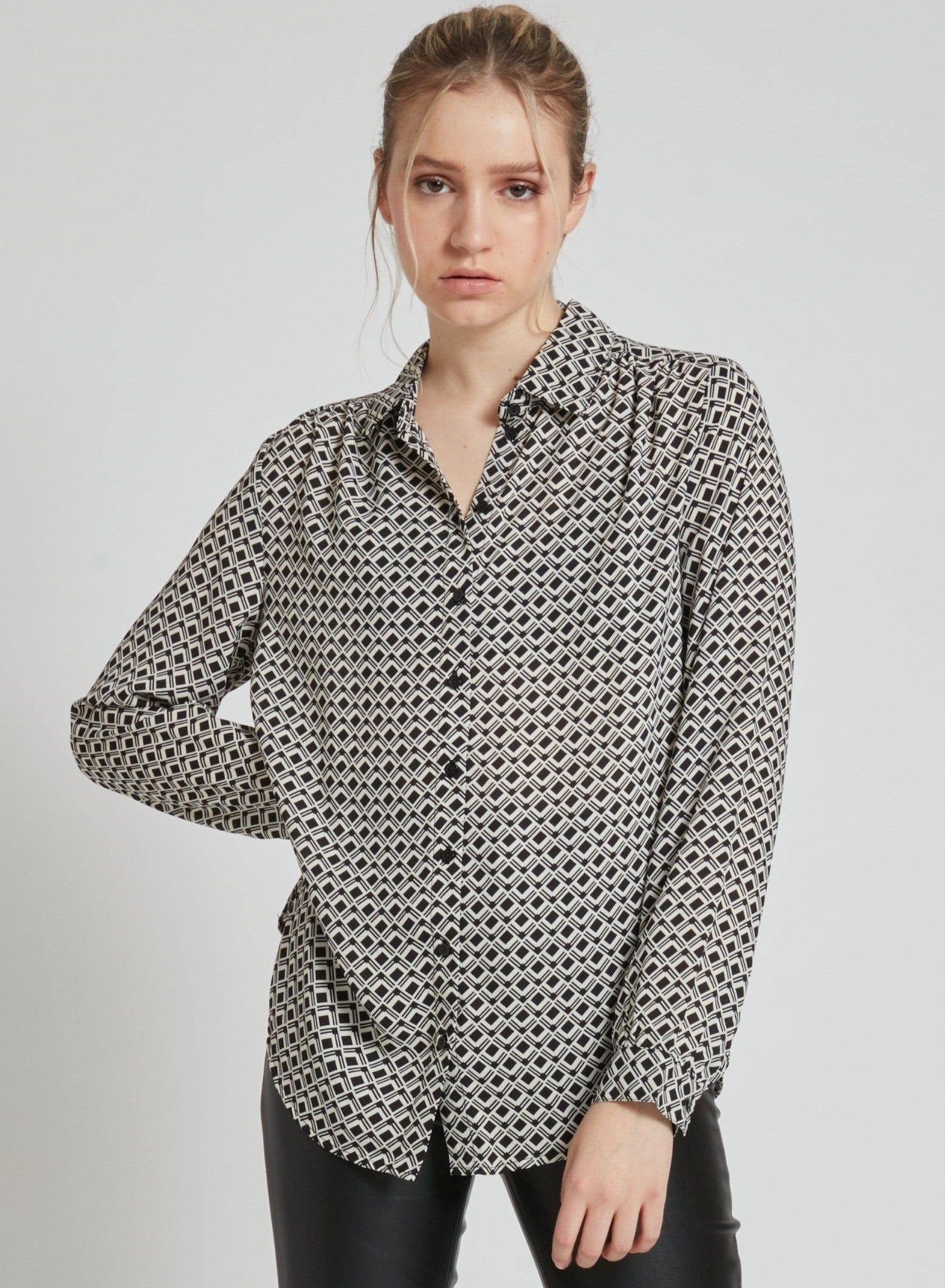 GABRIELLE | Long sleeve blouse in a geometric pattern design with button front closure. || GABRIELLE |Chemisier à manches longues à motif géométrique avec fermeture boutonnée sur le devant. sold by Point Zero