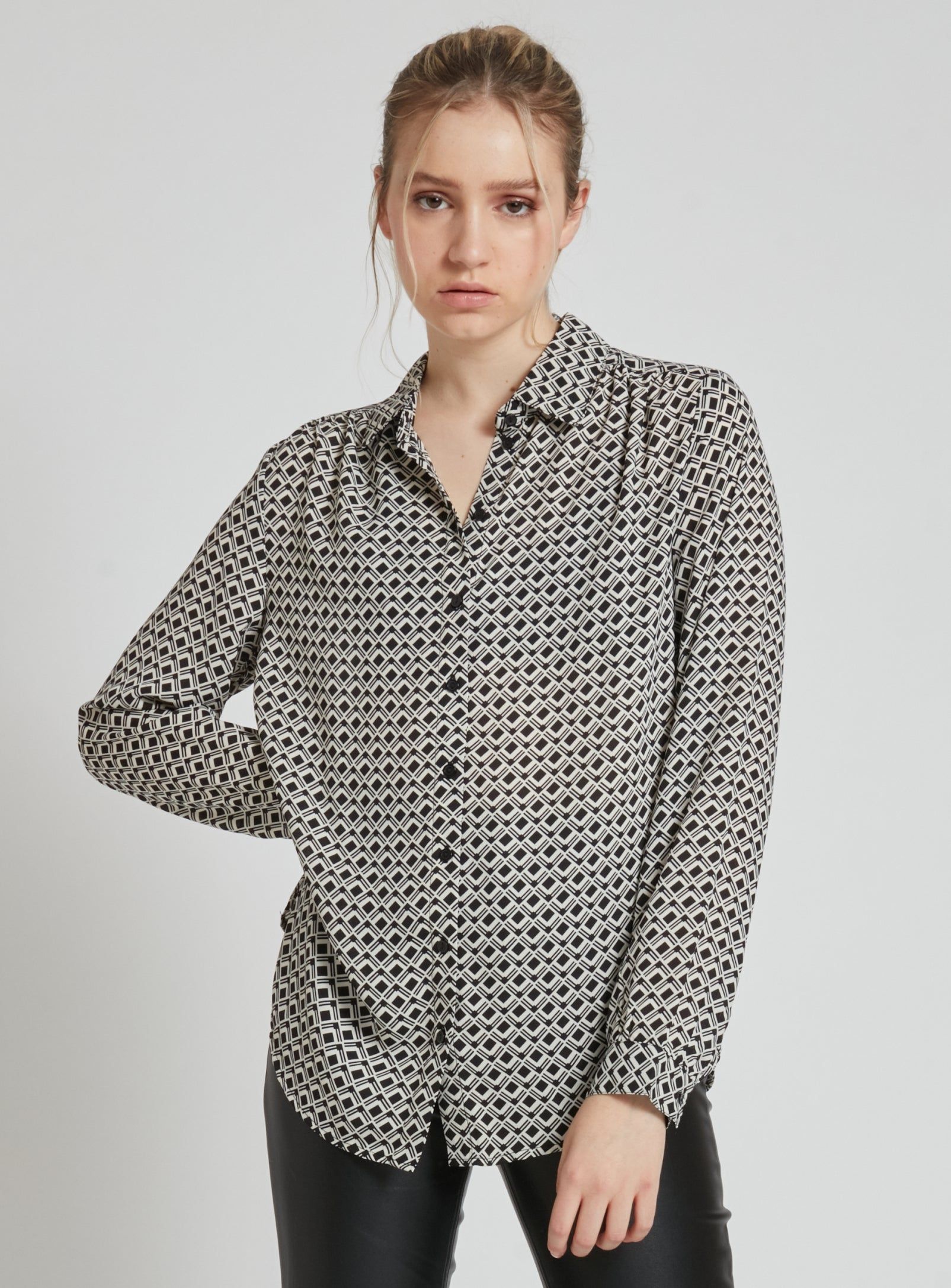 GABRIELLE | Long sleeve blouse in a geometric pattern design with button front closure. || GABRIELLE |Chemisier à manches longues à motif géométrique avec fermeture boutonnée sur le devant. sold by Point Zero product image thumbnail 2