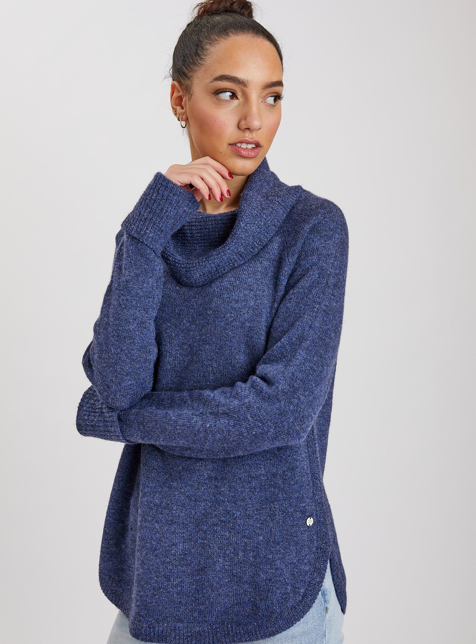 EVE | Cowl neck round hem sweater || EVE | Pull arondi col roule sold by Point Zero