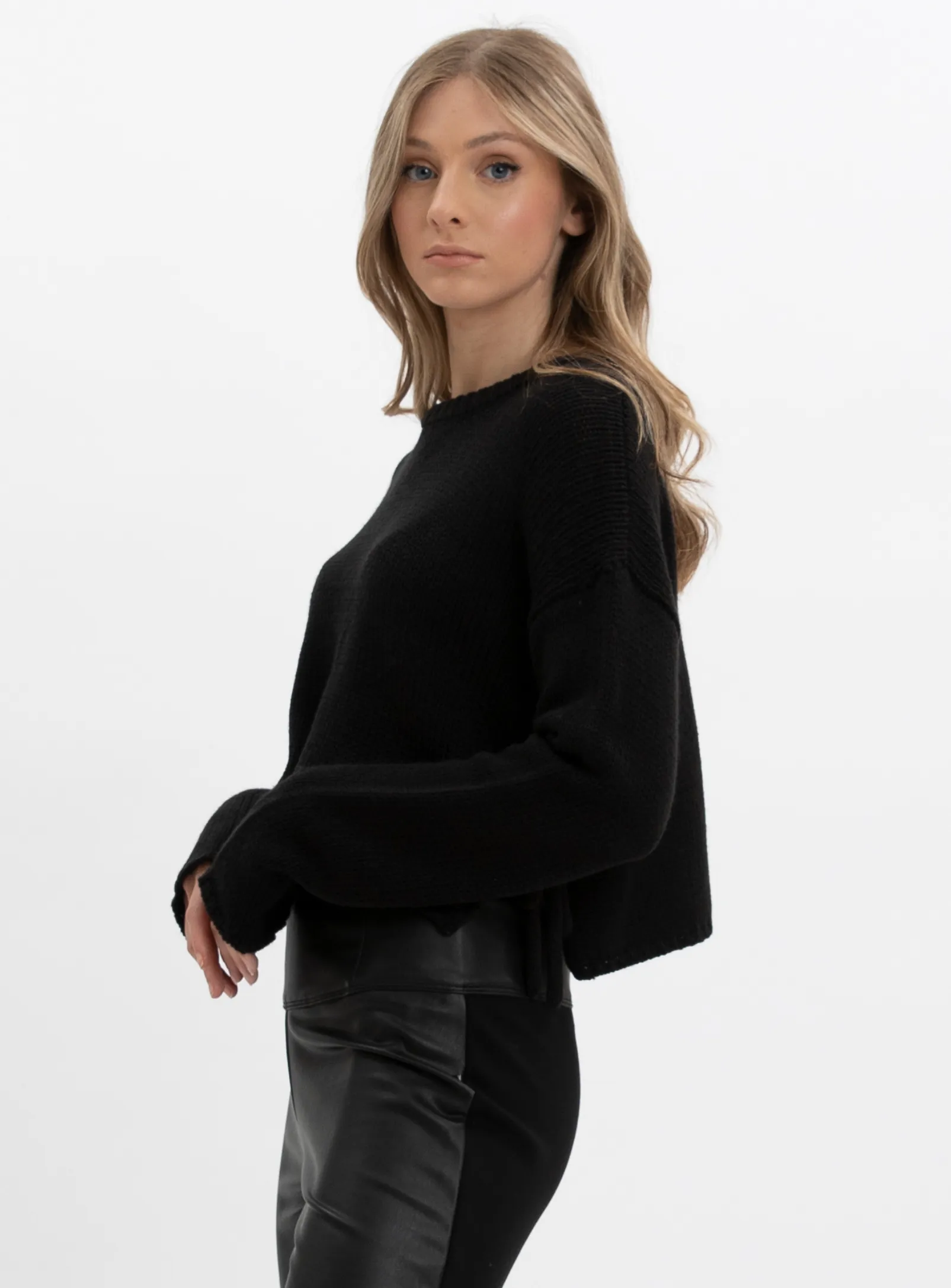 ALICIA | Crop sweater with side bow ties || ALICIA | Pull court avec noeud sur les cotes sold by Point Zero product image thumbnail 4