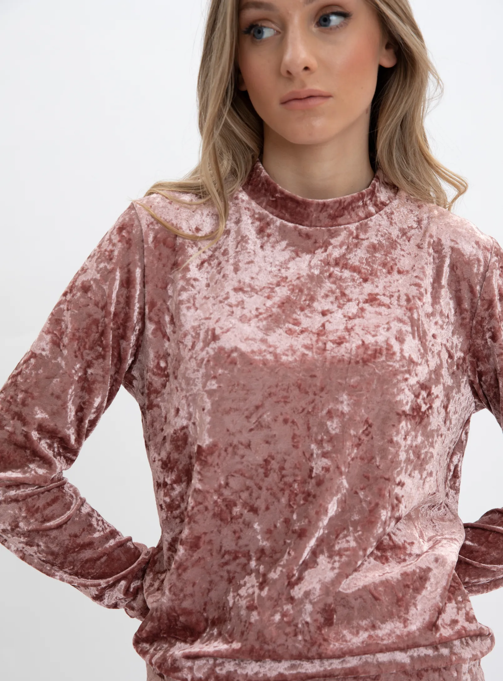 BRIDGET | Velour long sleeve top || BRIDGET | Chandail manche longues en velour sold by Point Zero