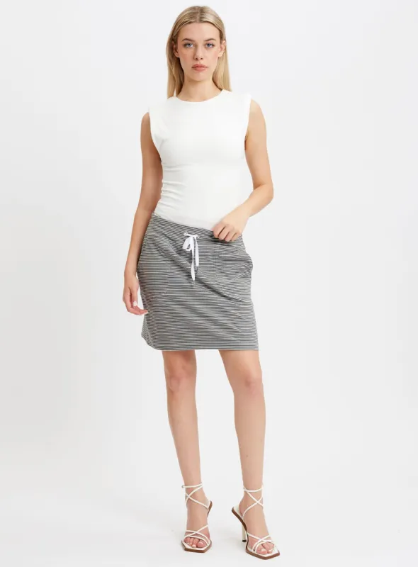 ISABEL | Drawstring Waist Knit Striped Skort || ISABEL | Jupe-Short Rayée En Maille À Taille Cordon sold by Point Zero