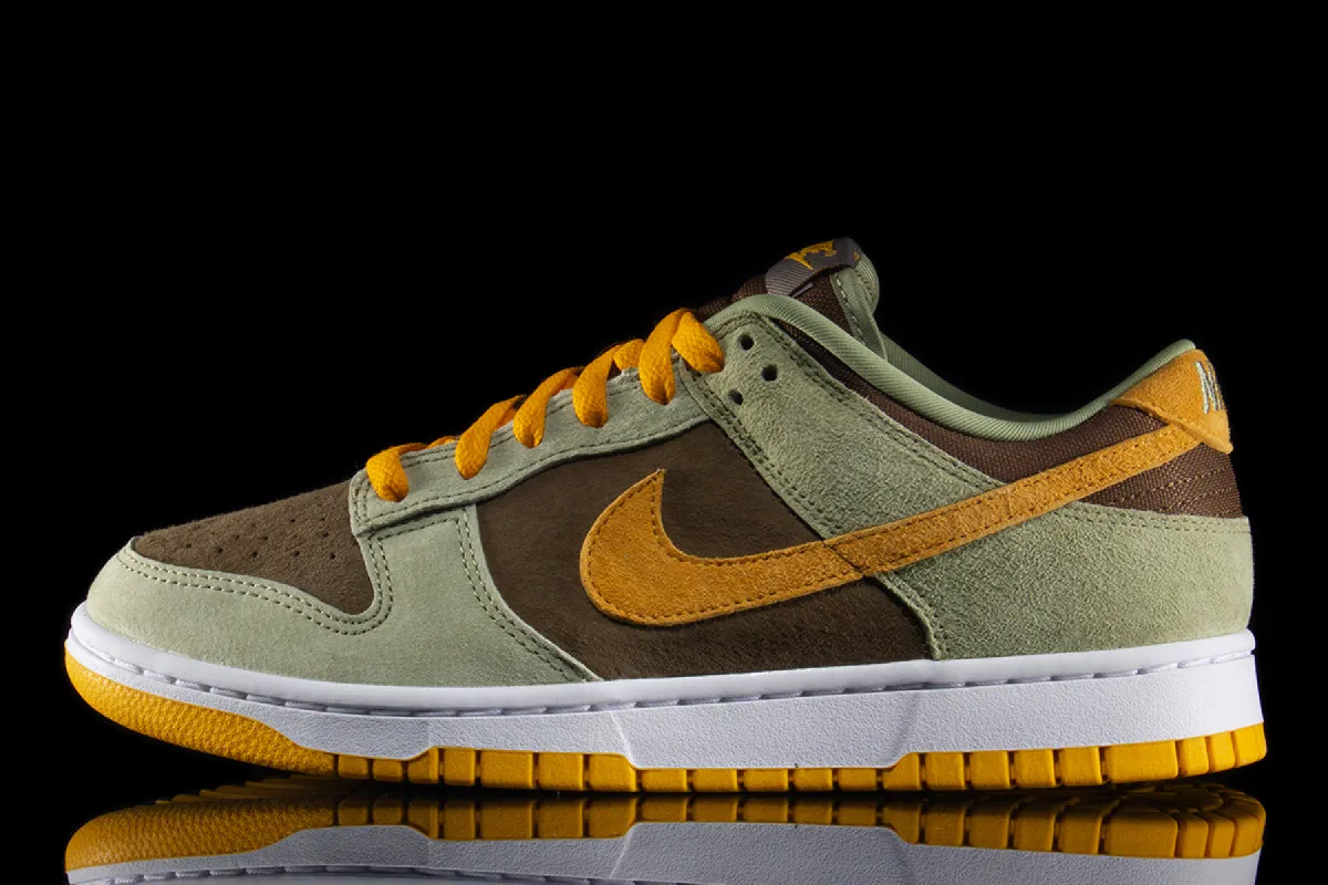 Dunk Low SE sold by Premier
