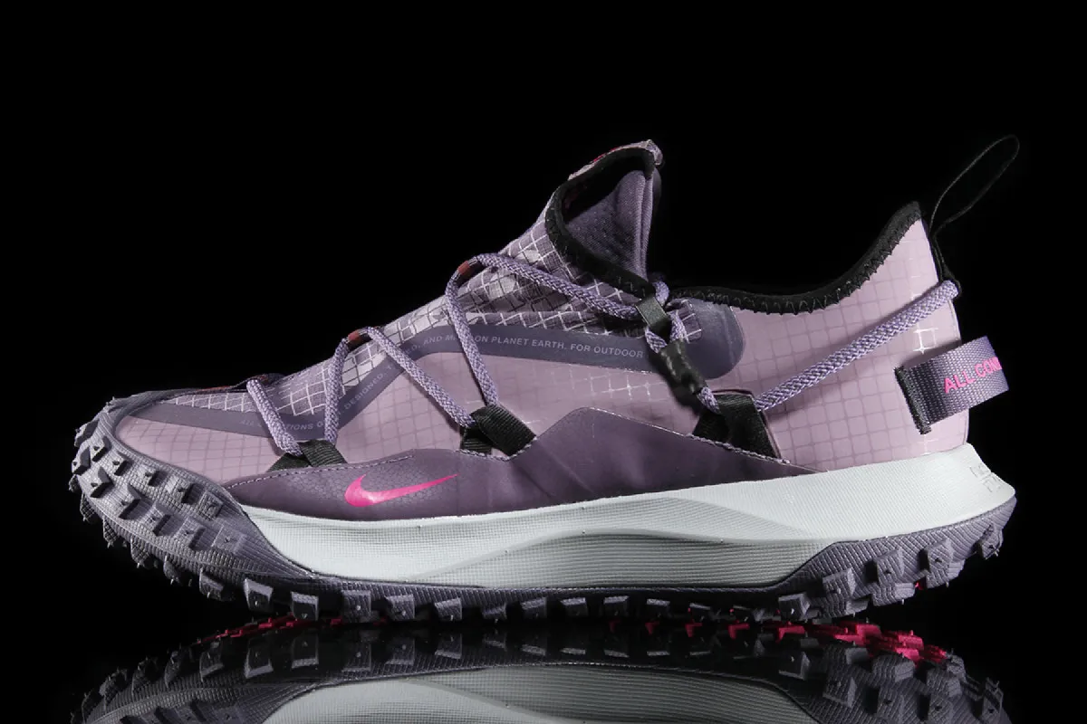 ACG Mountain Fly Low SE made by Nike