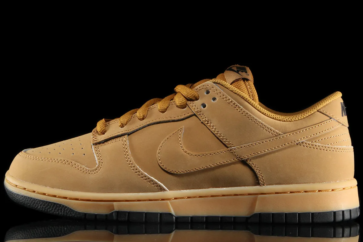 Dunk Low Retro SE sold by Premier
