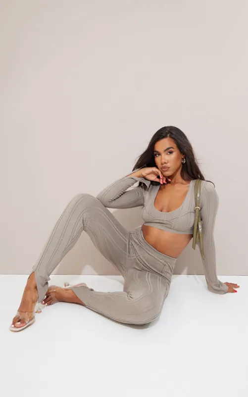 Mocha Contrast Binding Long Sleeve Crop Top sold by Pretty Little Thing