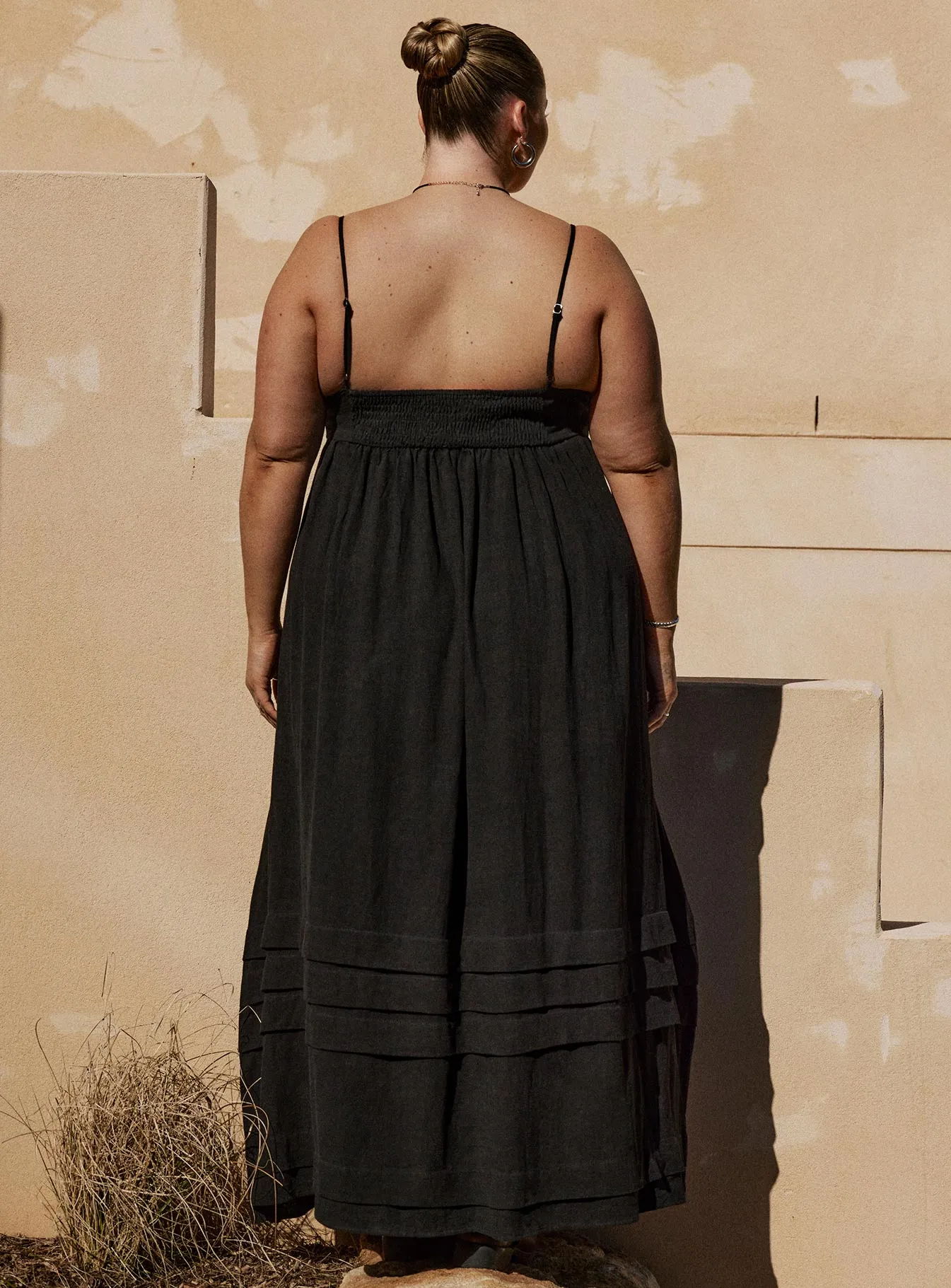 Milden Linen Blend Maxi Dress Black Curve sold by Princess Polly product image thumbnail 4