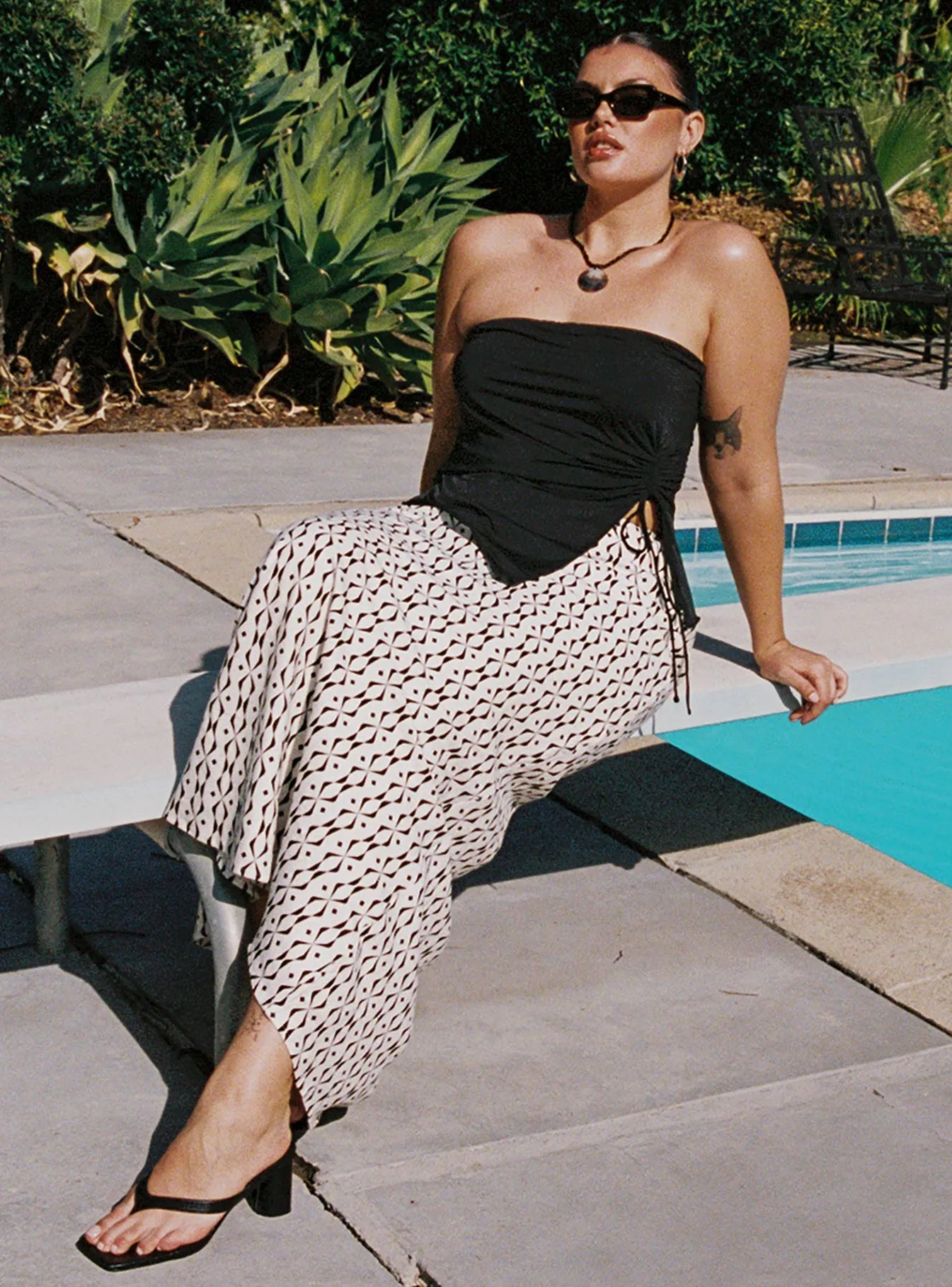 Mercer Linen Blend Maxi Skirt Black / White Curve sold by Princess Polly product image thumbnail 2