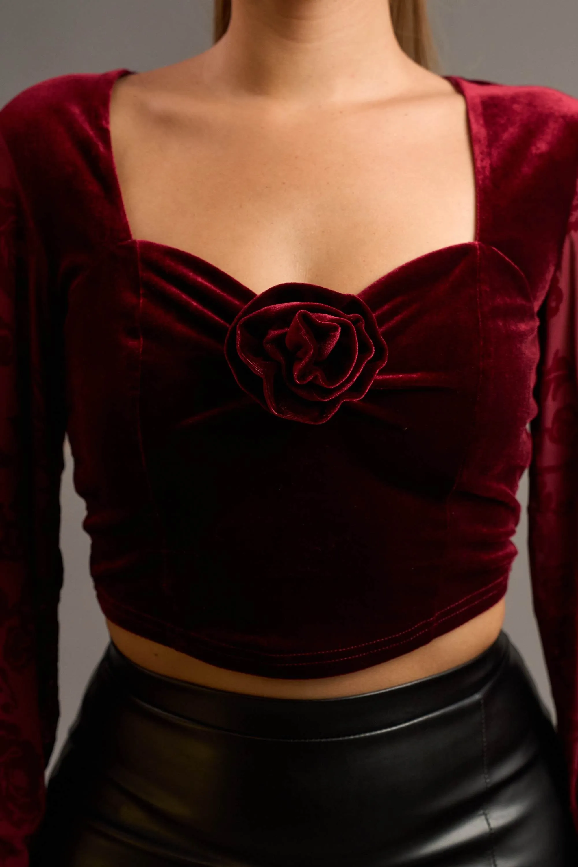 PT44773BST / LUXE STRETCH VELVET ROSETTE CORSAGE PEASANT TOP sold by privy product image thumbnail 5