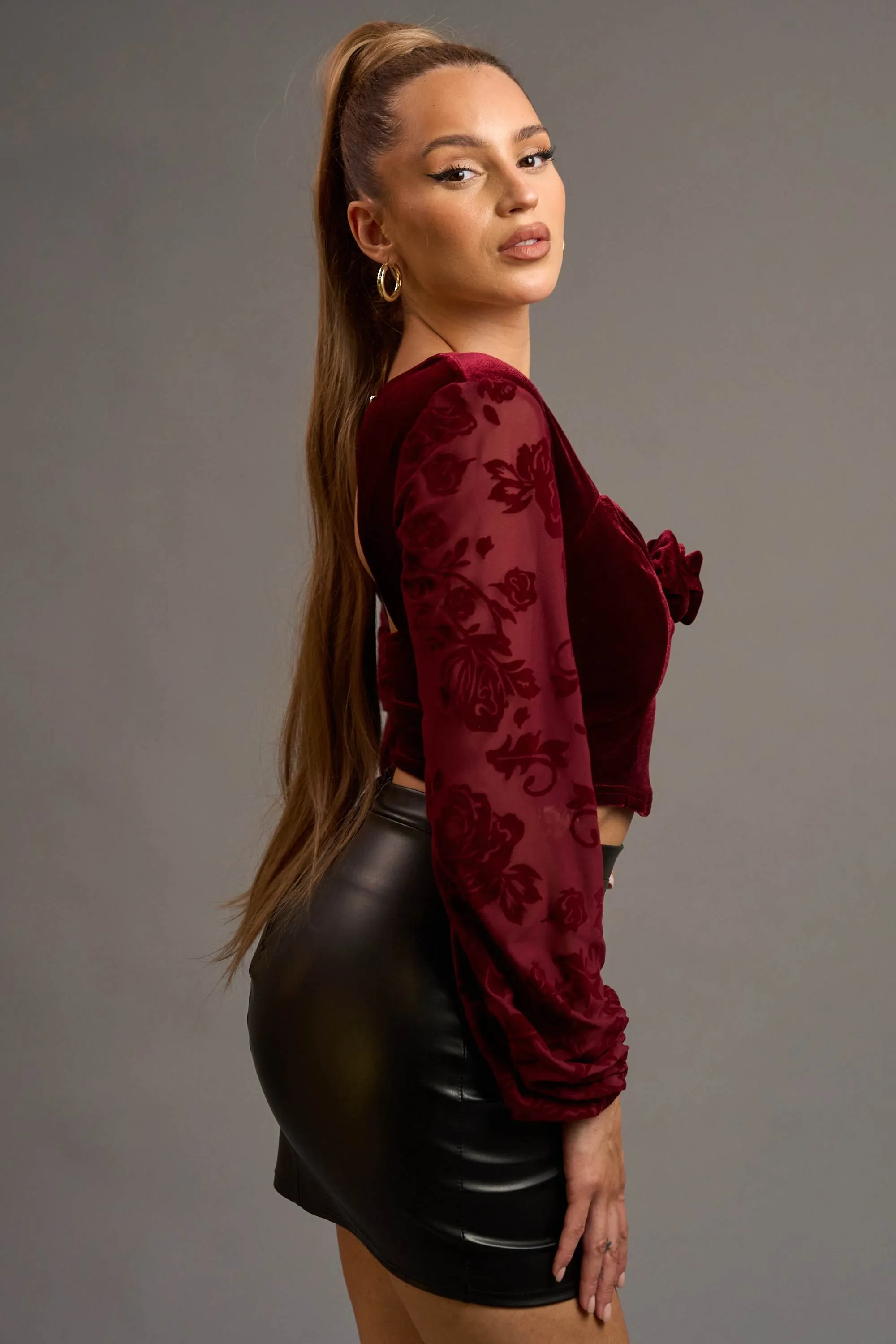 PT44773BST / LUXE STRETCH VELVET ROSETTE CORSAGE PEASANT TOP sold by privy product image thumbnail 2