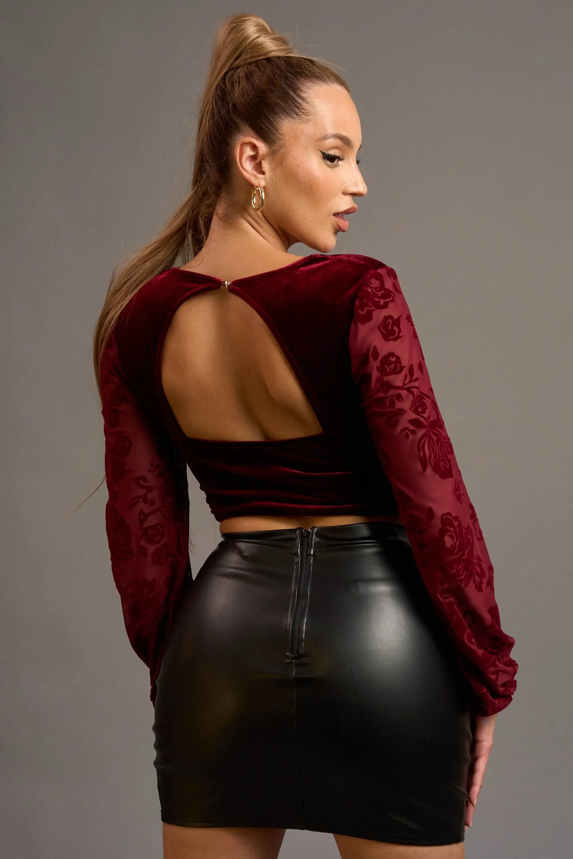 PT44773BST / LUXE STRETCH VELVET ROSETTE CORSAGE PEASANT TOP sold by privy product image thumbnail 3