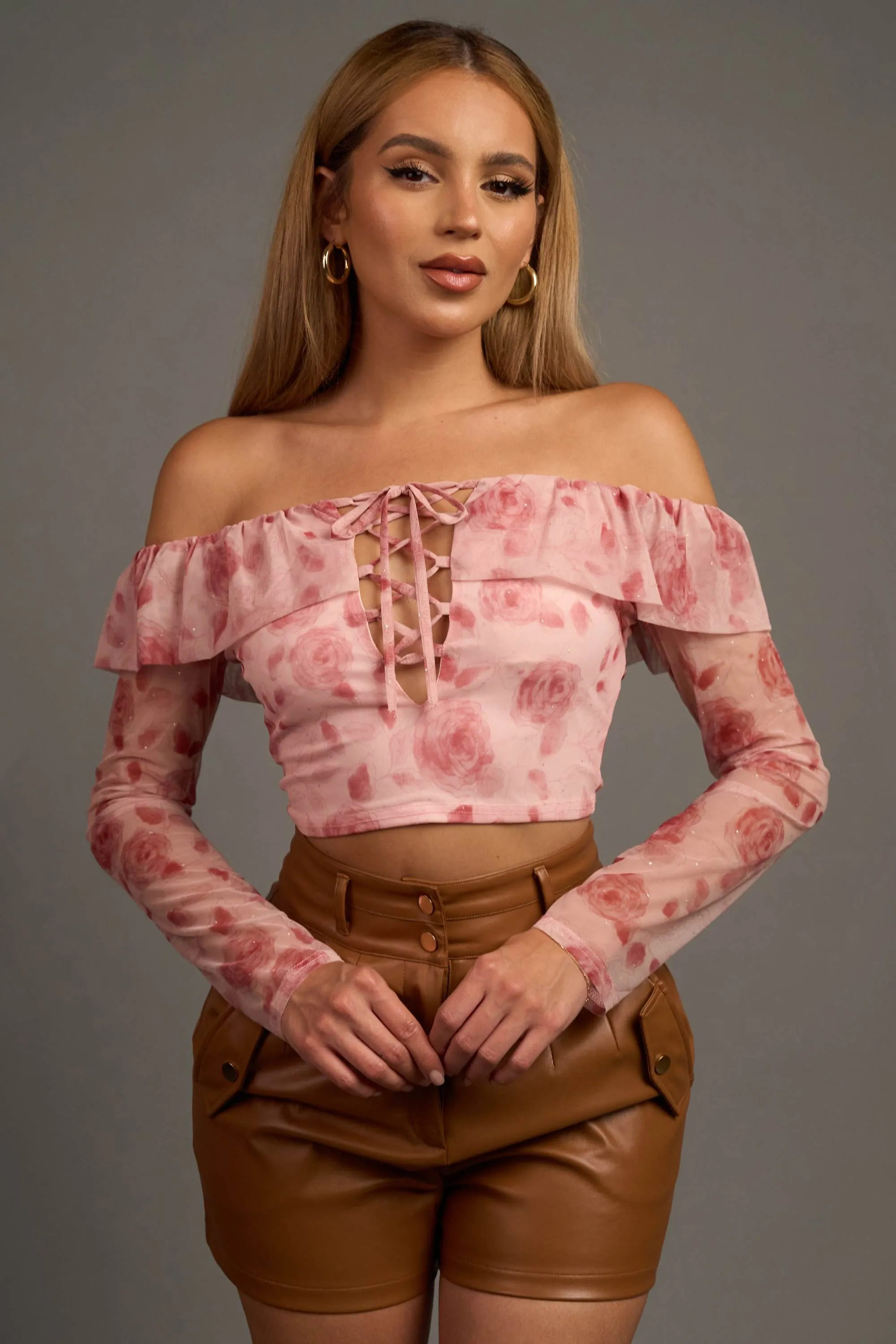 PT45037NST-W / ROMANTIC ROSE PRINT GLITTER RUFFLED CROPPED TOP sold by privy