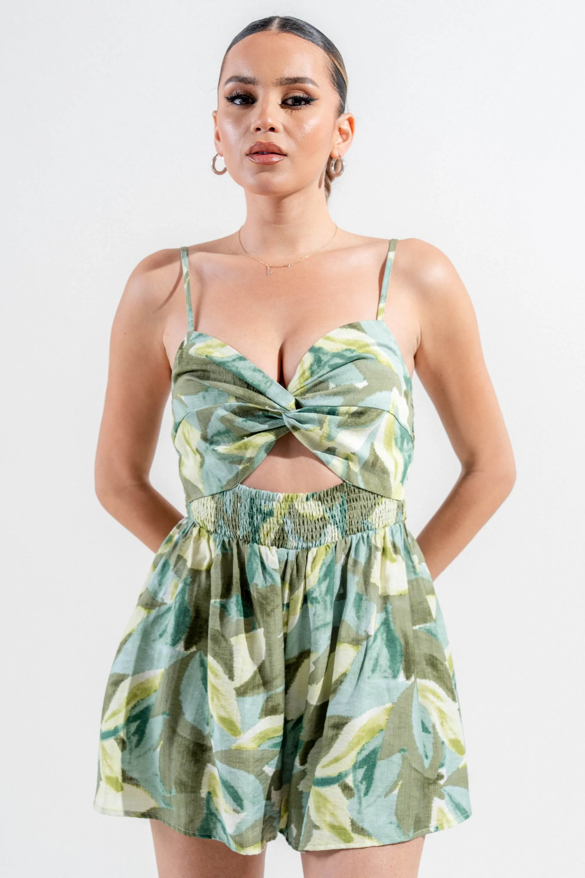 PJWS11257S-W / LINEN PRINT FRONT KNOT DETAIL BACK SMOCKED ROMPER sold by privy product image thumbnail 4