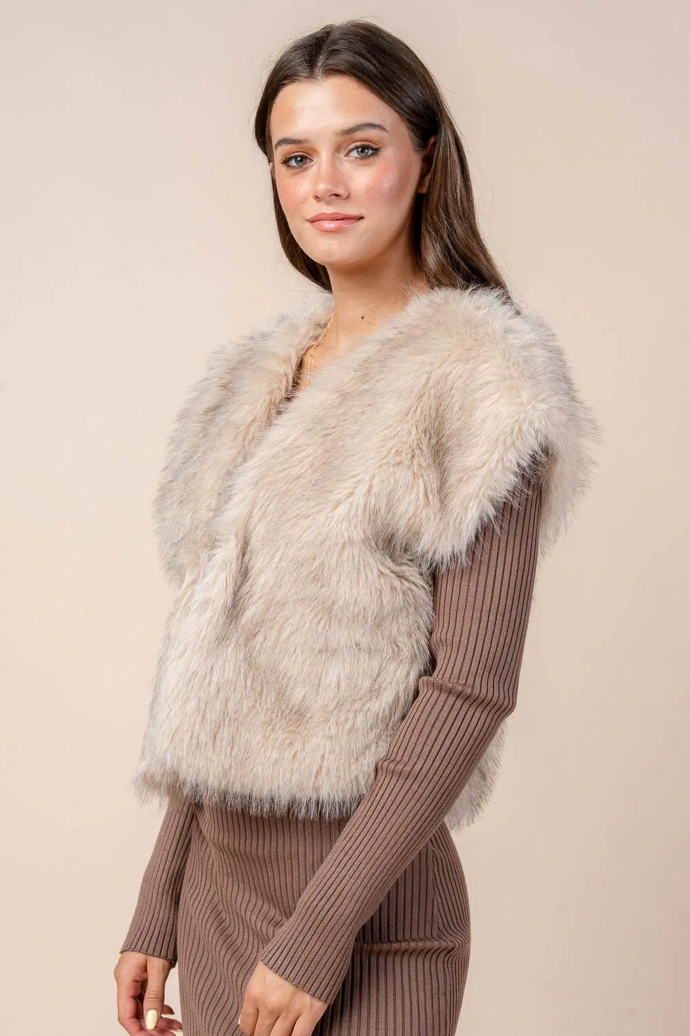 CG60056E / EXTENDED SLEEVED FAUX FUR VEST sold by privy product image thumbnail 2