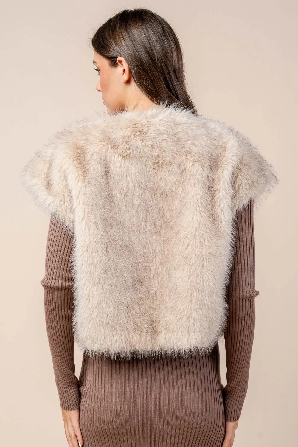 CG60056E / EXTENDED SLEEVED FAUX FUR VEST sold by privy product image thumbnail 3