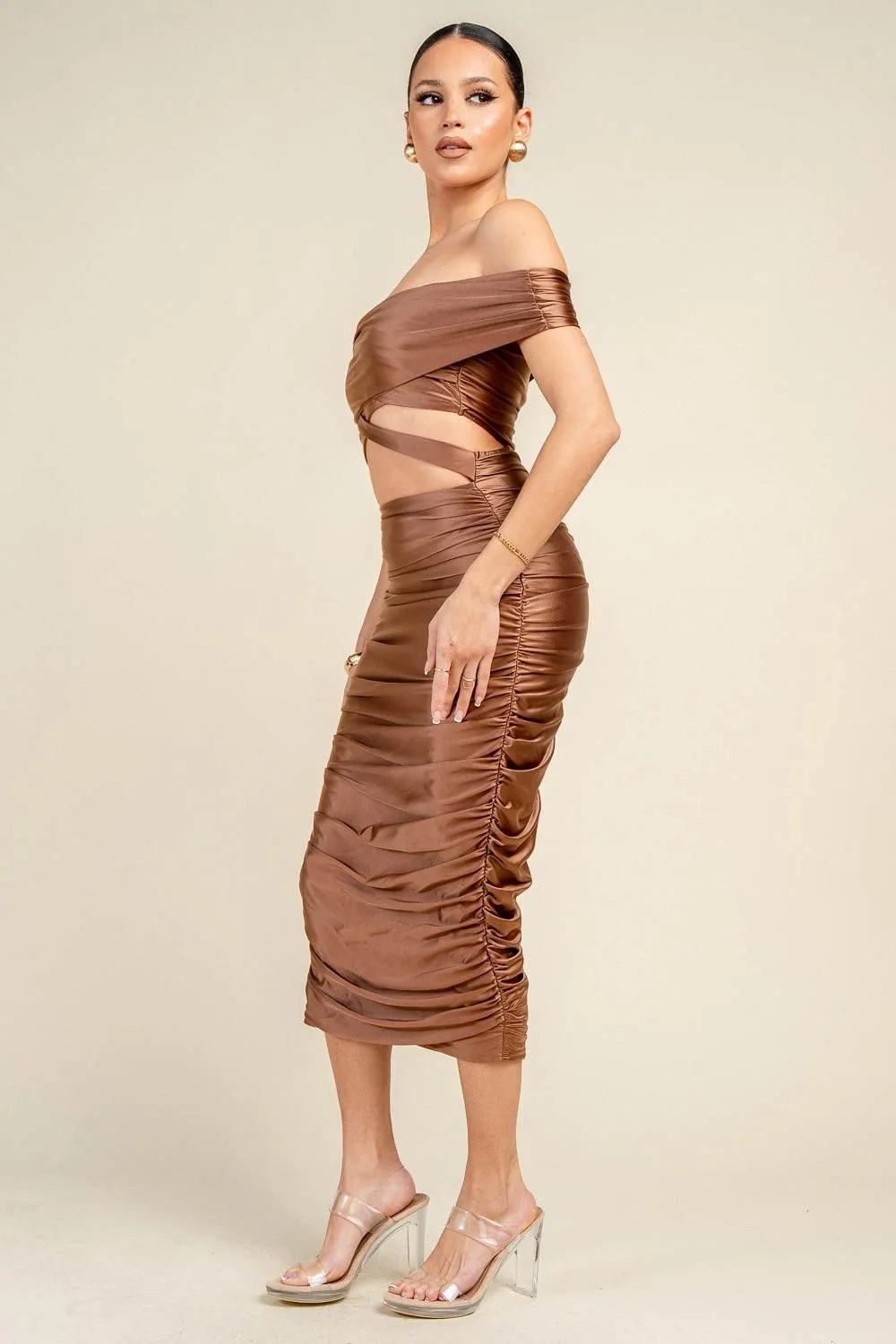 PD79630B / OFF THE SHOULDER CUT -OUT DETAIL RUCHED MIDI DRESS sold by privy product image thumbnail 2