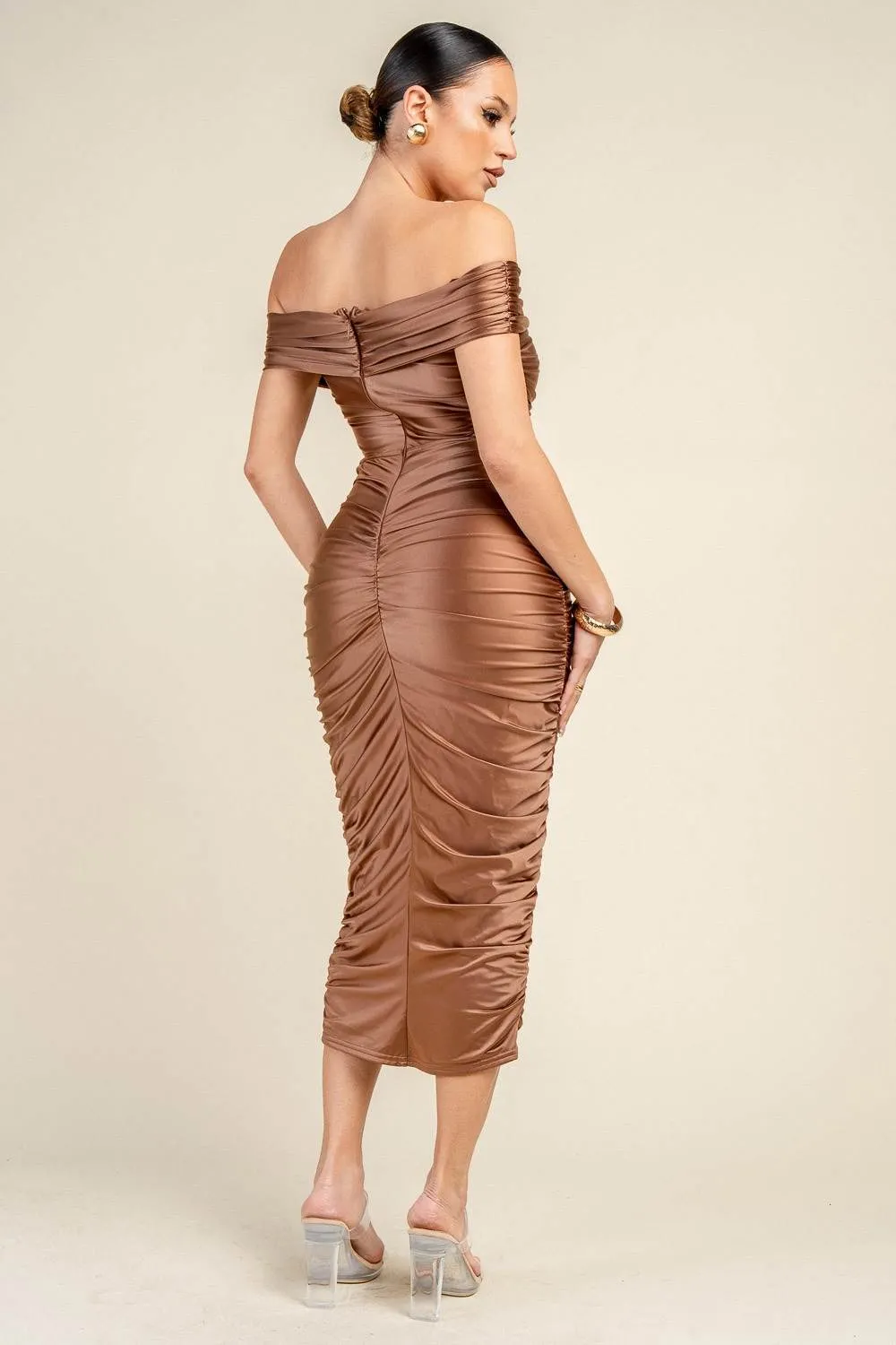 PD79630B / OFF THE SHOULDER CUT -OUT DETAIL RUCHED MIDI DRESS sold by privy product image thumbnail 3