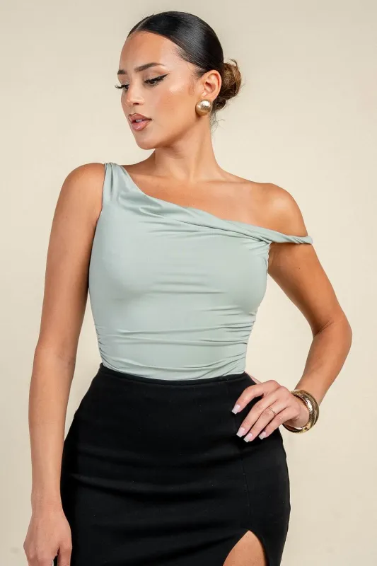 PT45699D / ONE SHOULDER DRAPED TWIST DETAIL BODYSUIT made by privy
