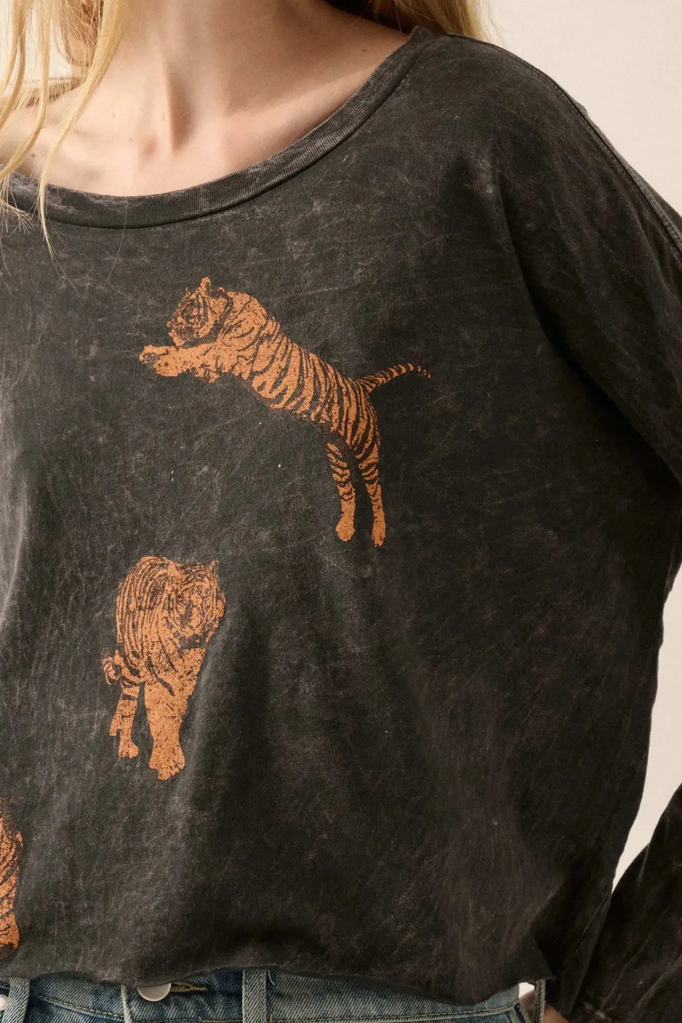 Tiger Trio Cropped Long-Sleeve Graphic Tee sold by Promesa product image thumbnail 2