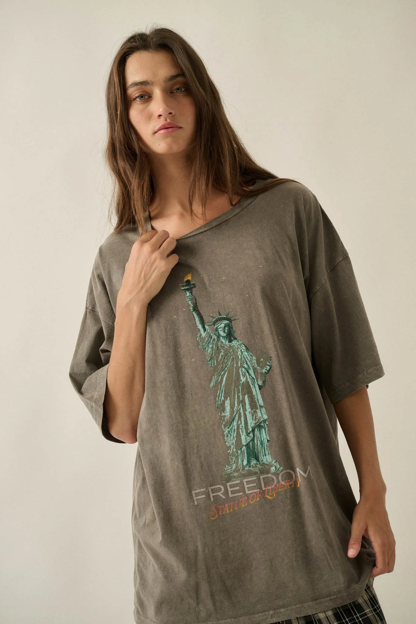 Lady Liberty Vintage-Wash Oversize Graphic Tee sold by Promesa product image thumbnail 4