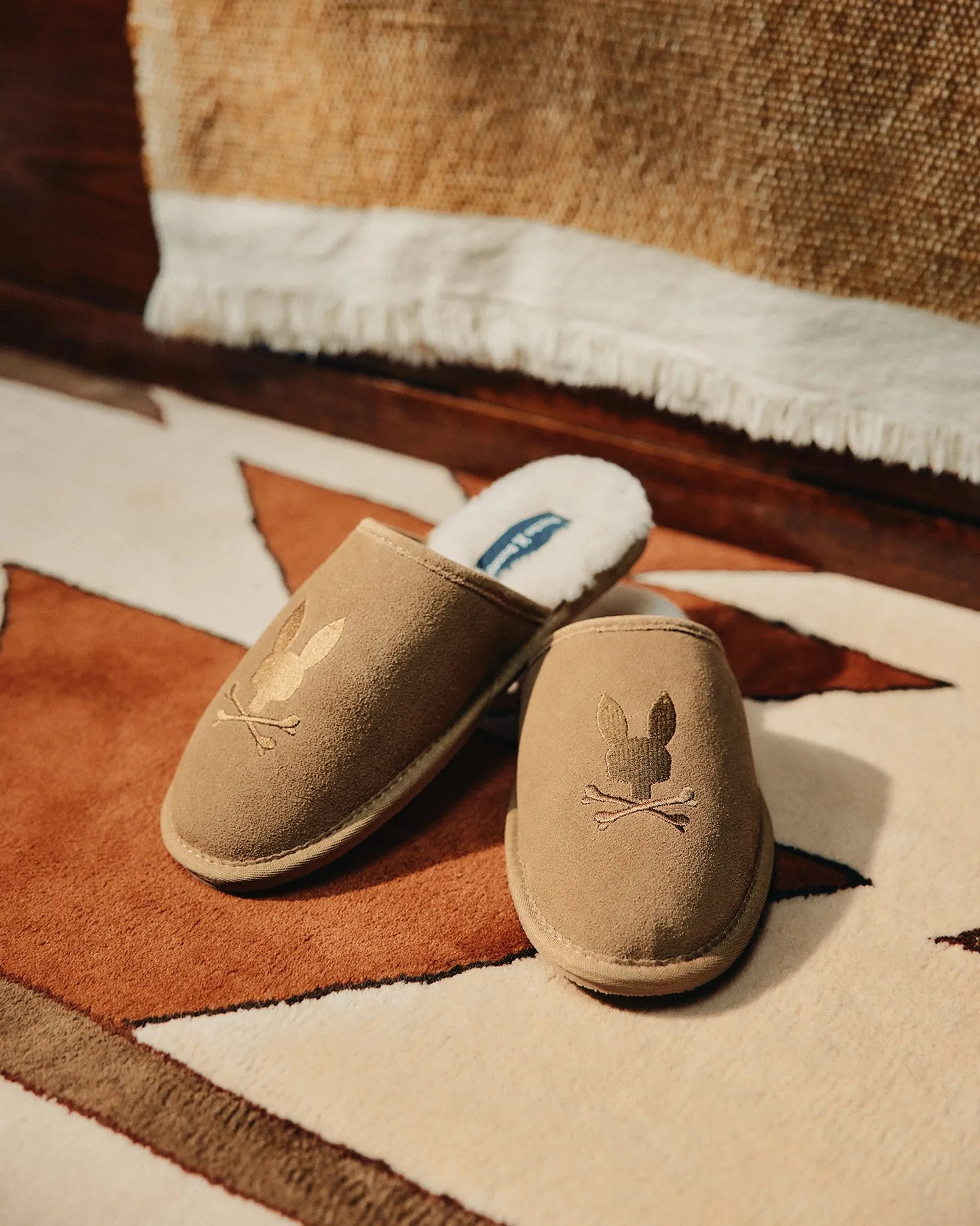 MENS SUEDE SLIPPERS
- B6A357E200 sold by Psycho Bunny