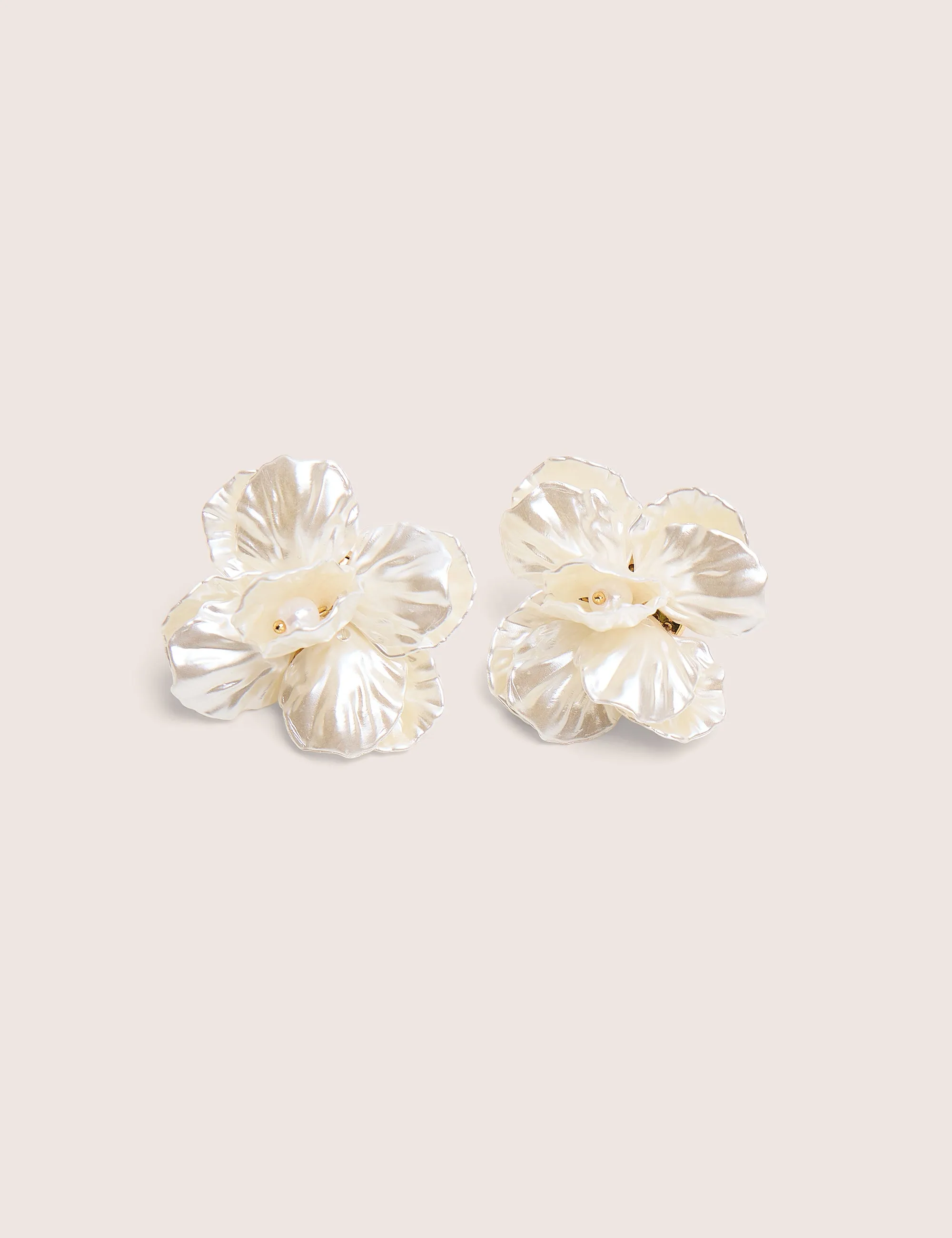 Flower Stud Earring Pearl White sold by Public Desire