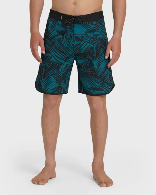 Aruba Palm Scallop 19" Boardshorts - Black made by Quiksilver