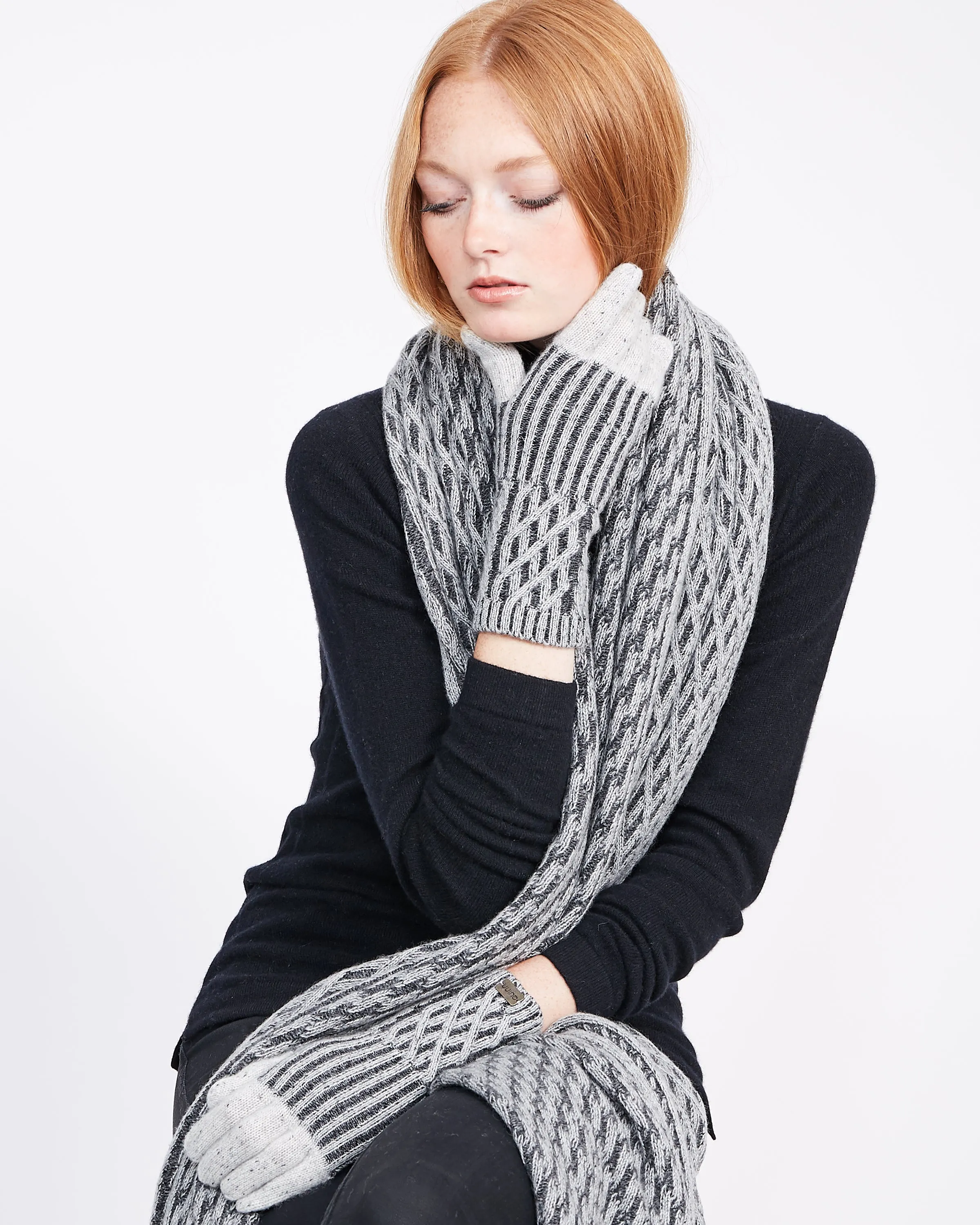 Fiora Cashmere Cable Glove sold by Quinn product image thumbnail 4