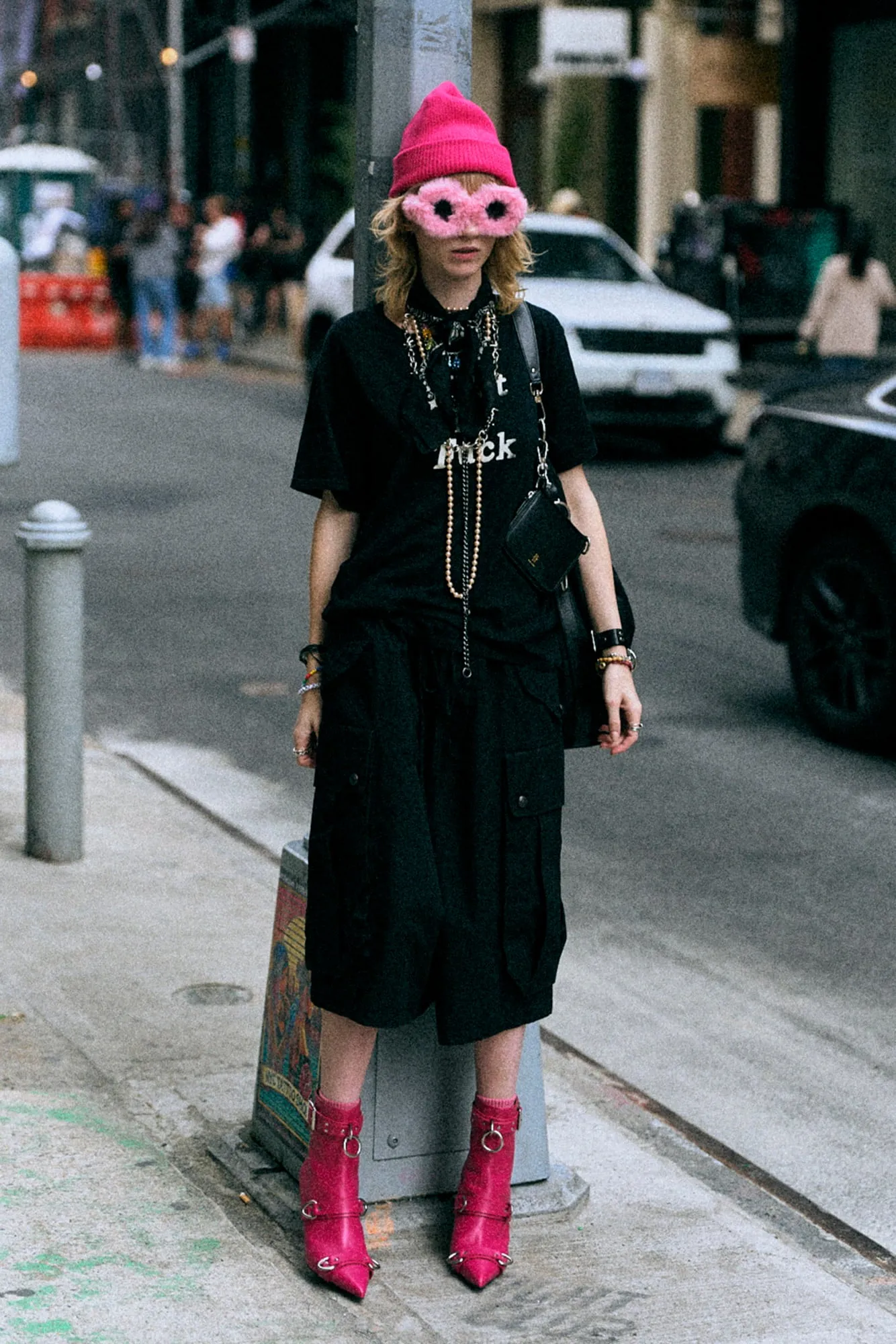 JUMBO SHORT WITH OVERSIZED CARGO POCKET - BLACK sold by R13