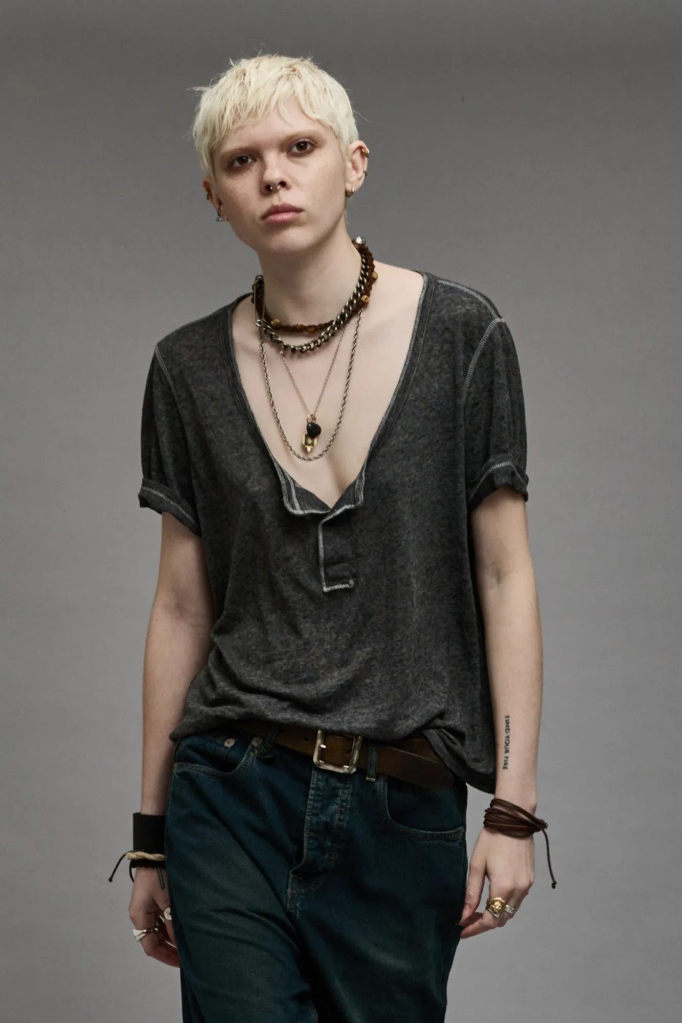 LOW NECK HENLEY TEE - CHARCOAL sold by R13