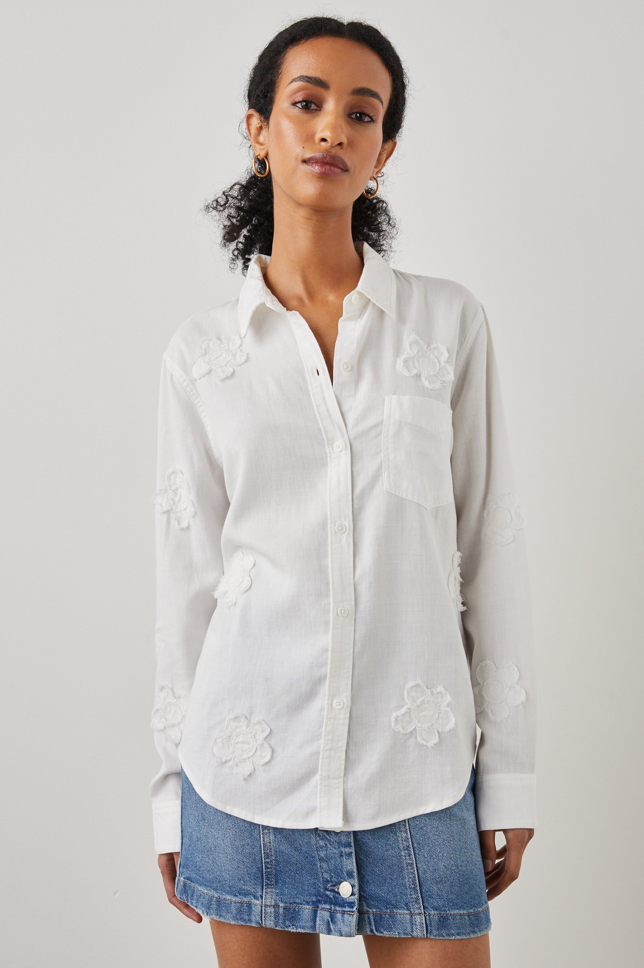 INGRID SHIRT - WHITE DAISY APPLIQUE sold by Rails