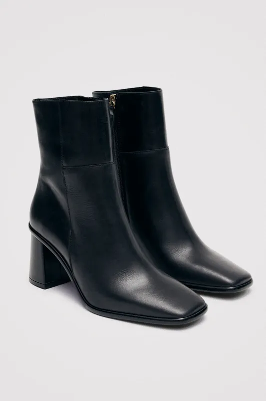ALOHAS WEST BOOT - TOTAL BLACK sold by Rails