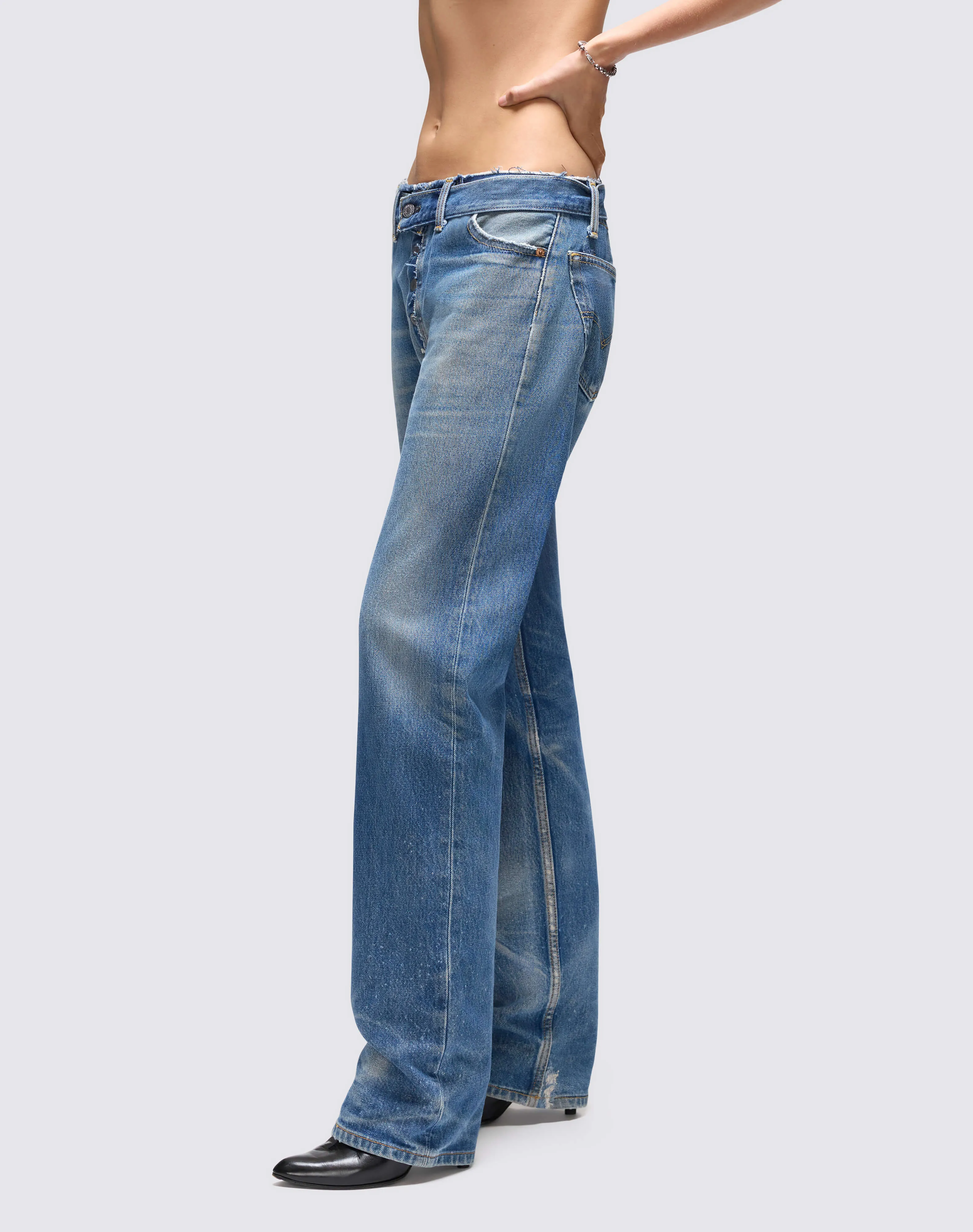 No. 25LVRWNJ11235177 sold by Re/Done product image thumbnail 4