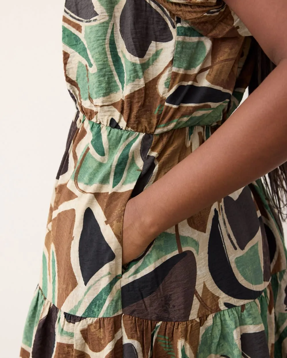 Short-Puffy-Sleeve Tiered Midi Dress sold by Reitmans product image thumbnail 4