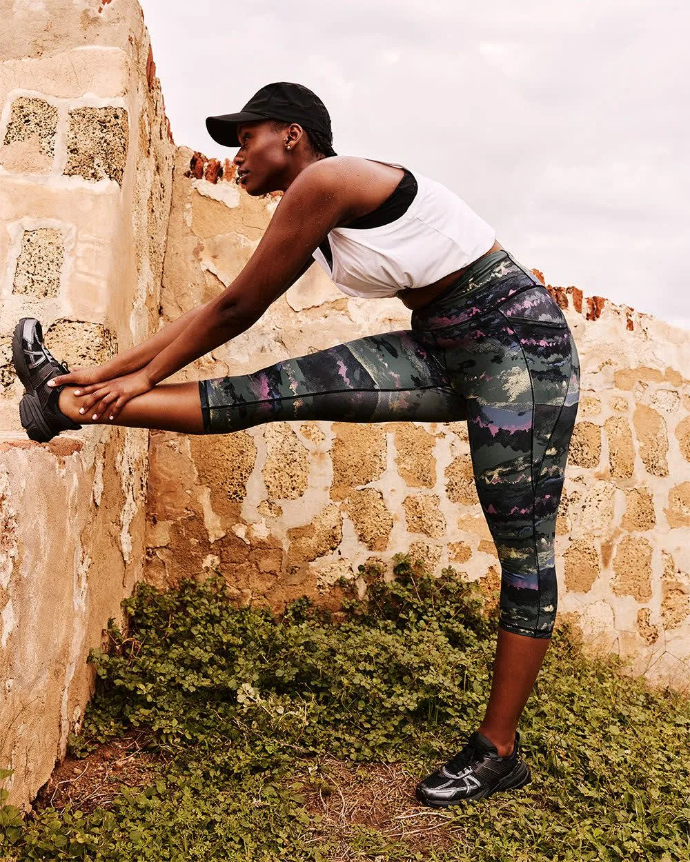 High-Rise Pulse Capri Legging with Pockets - Hyba sold by Reitmans