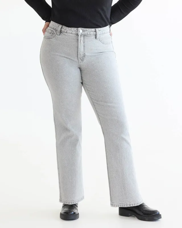 Straight-Leg Mid-Rise Jean - The Classic sold by Reitmans