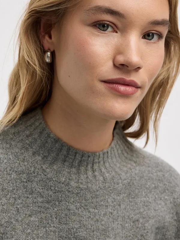 Small Curved Hoops sold by Reitmans