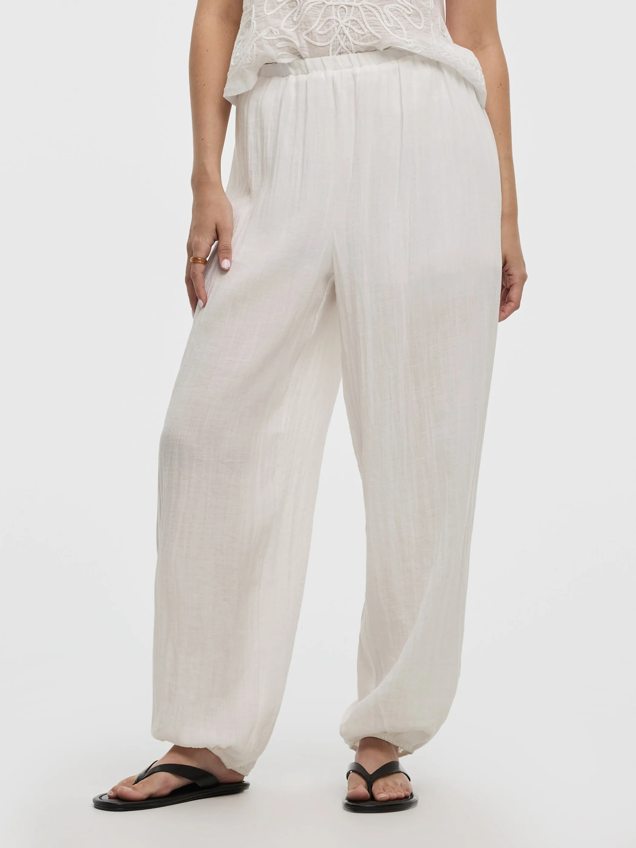 High-Rise Flowy Balloon Pant sold by Reitmans product image thumbnail 2
