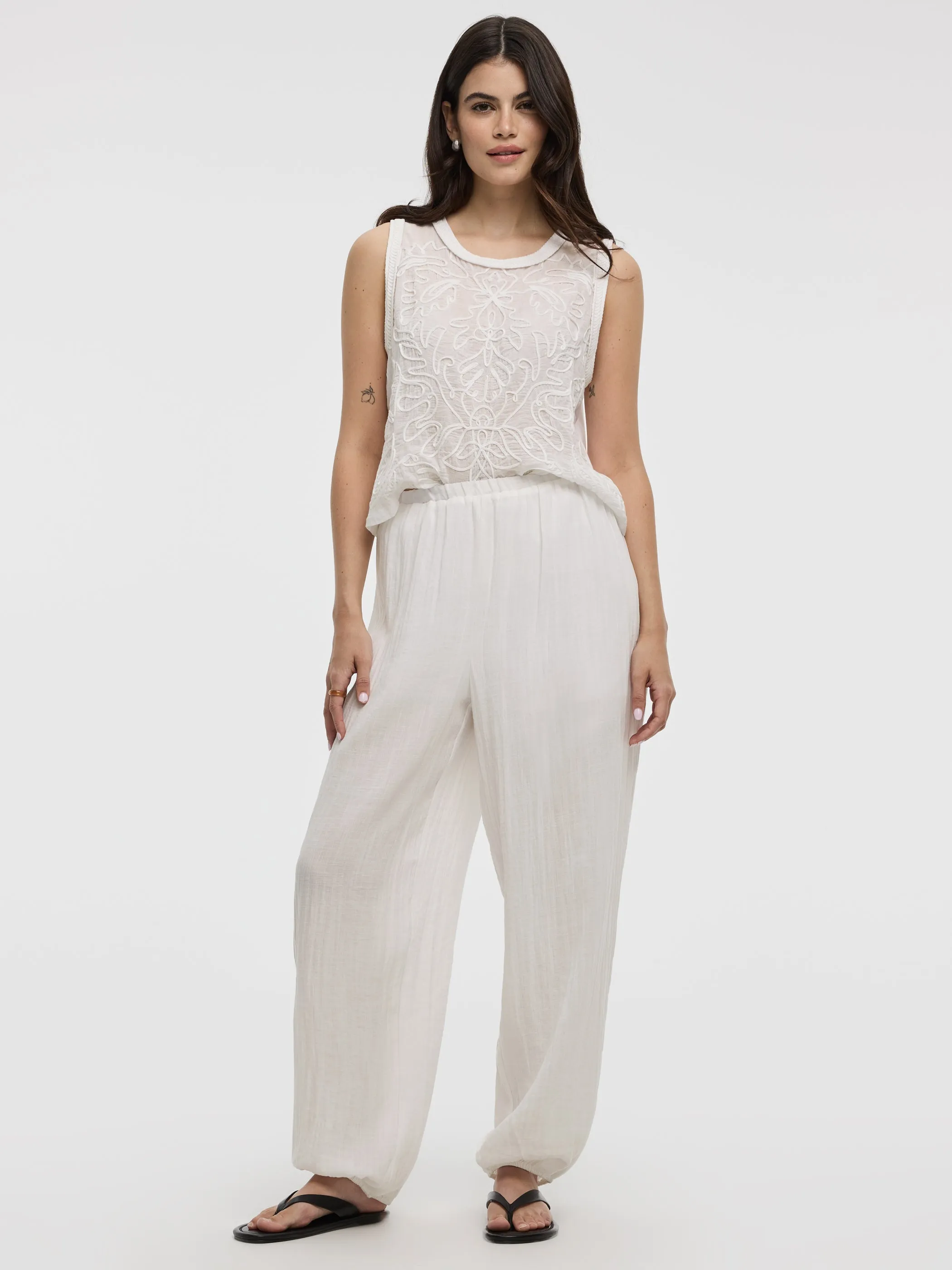 High-Rise Flowy Balloon Pant sold by Reitmans