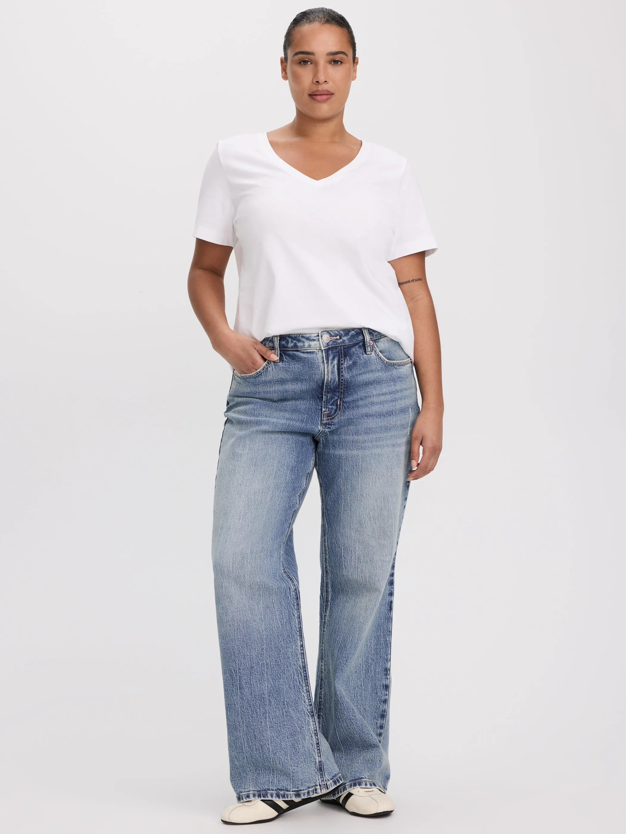 Flare-Leg Mid-Rise Jean - Curvy Fit sold by Reitmans
