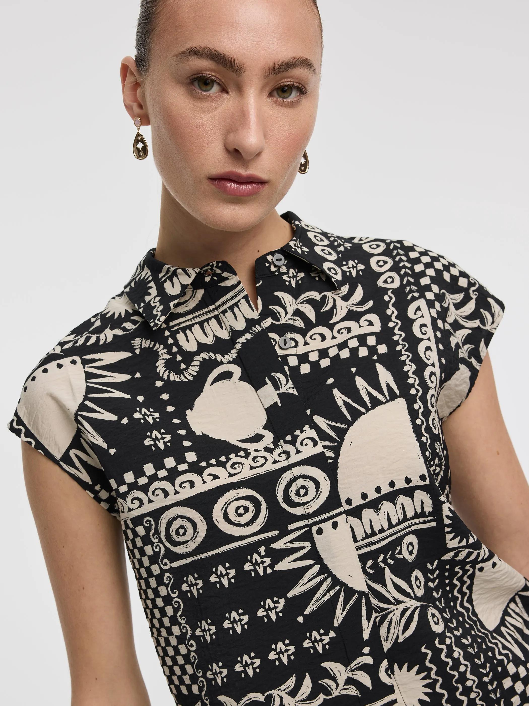Extended-Sleeve Buttoned-Down Blouse sold by Reitmans product image thumbnail 2