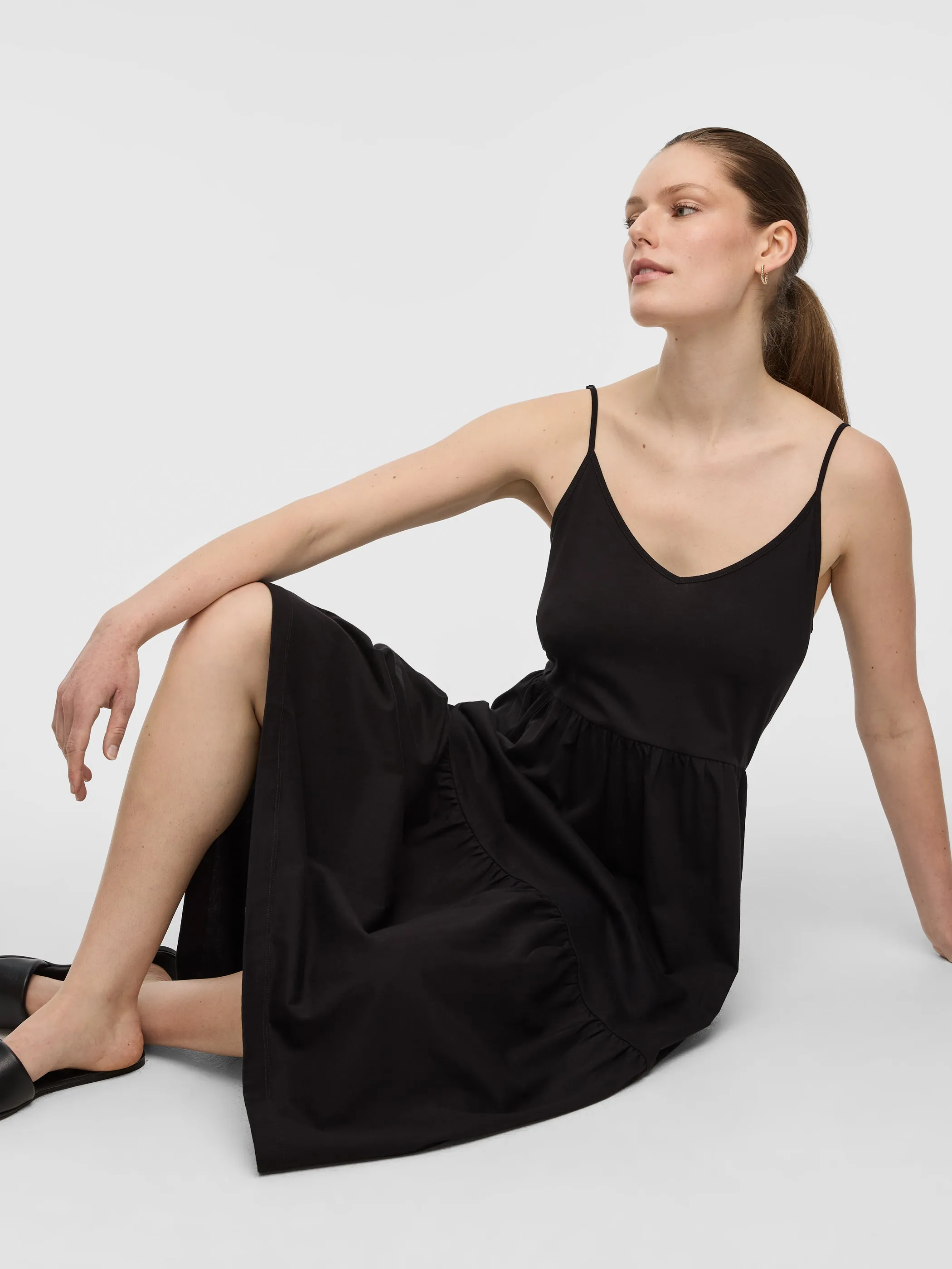 Sleeveless V-Neck Midi Dress sold by Reitmans product image thumbnail 4