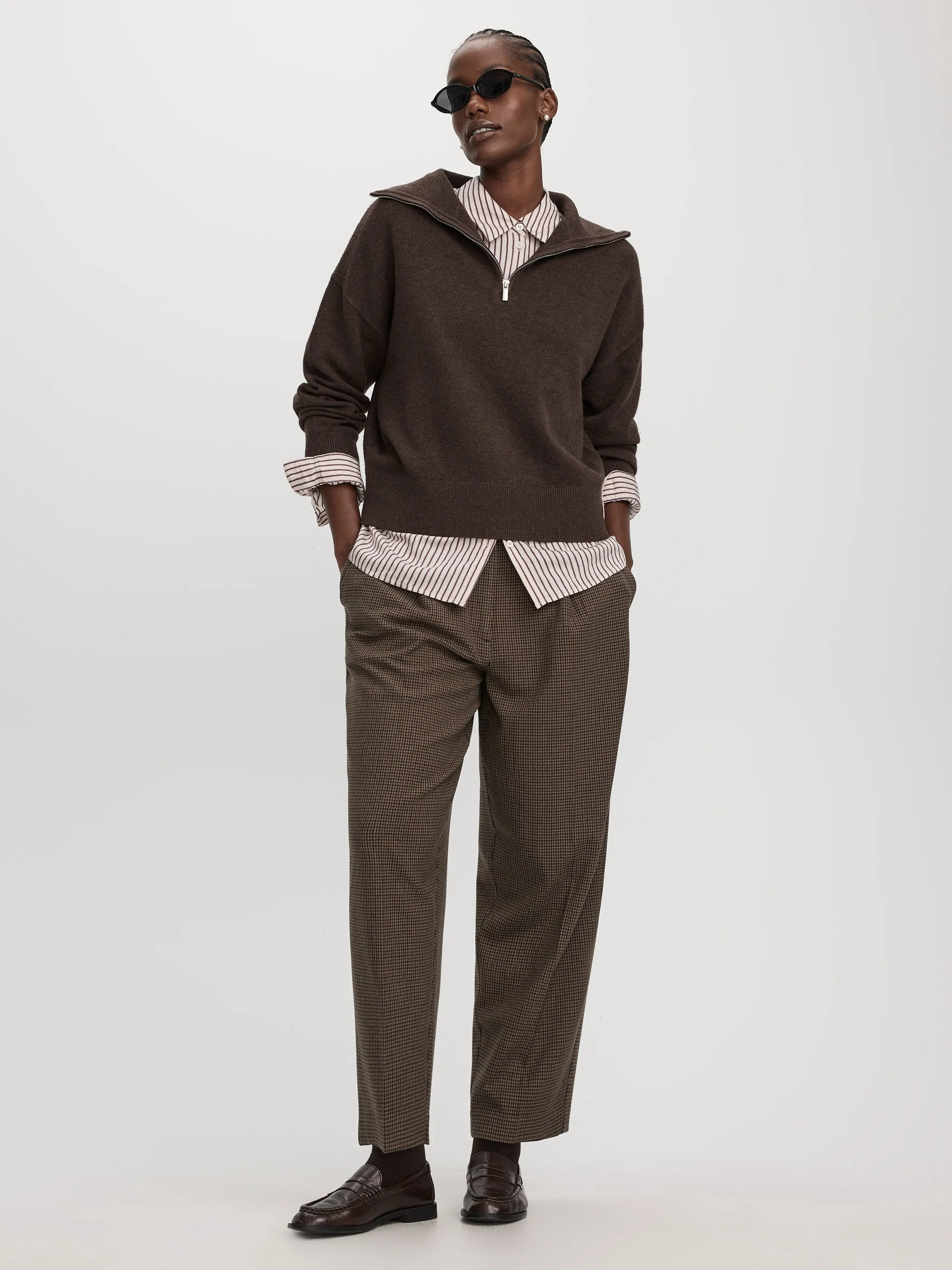 Houndstooth Mid-Rise Barrel Pants - The Timeless - Curvy Fit sold by Reitmans product image thumbnail 4